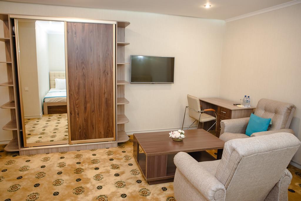 Luxury House Hotell Tsjimkent Eksteriør bilde
