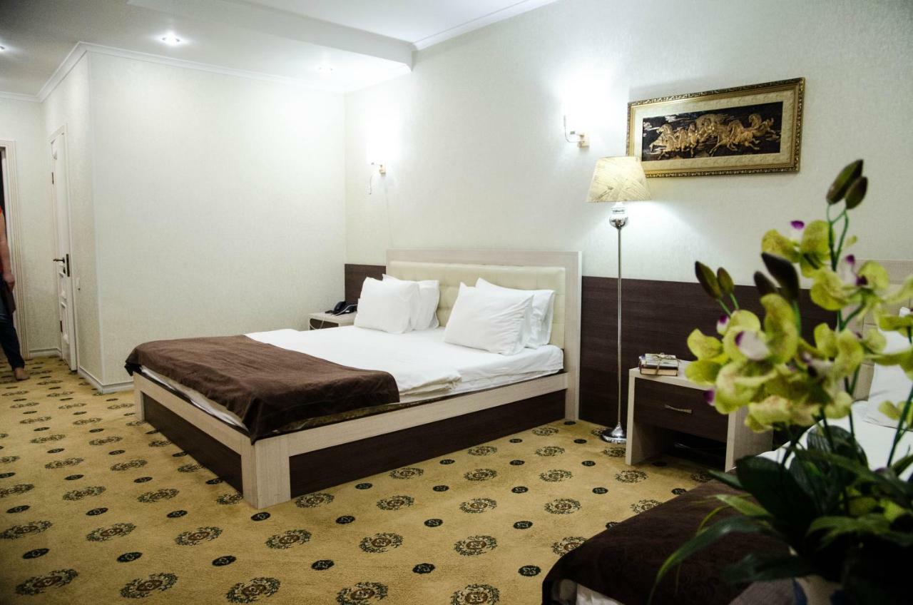 Luxury House Hotell Tsjimkent Eksteriør bilde